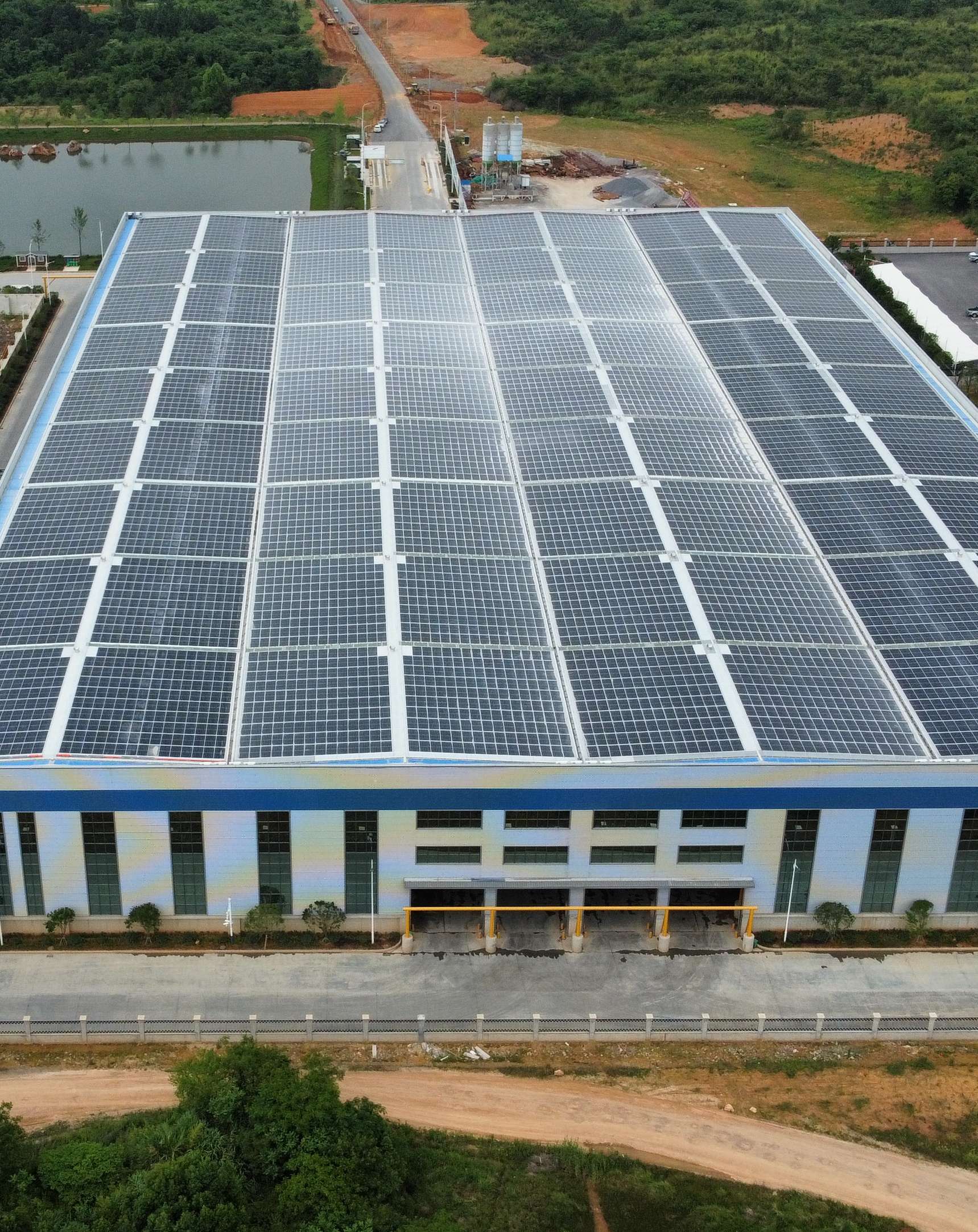 2022年4月，安徽池州匯成物資4MW光伏發(fā)電BIPV項目，年發(fā)電約400萬度，滿足約40%用電需求.jpg