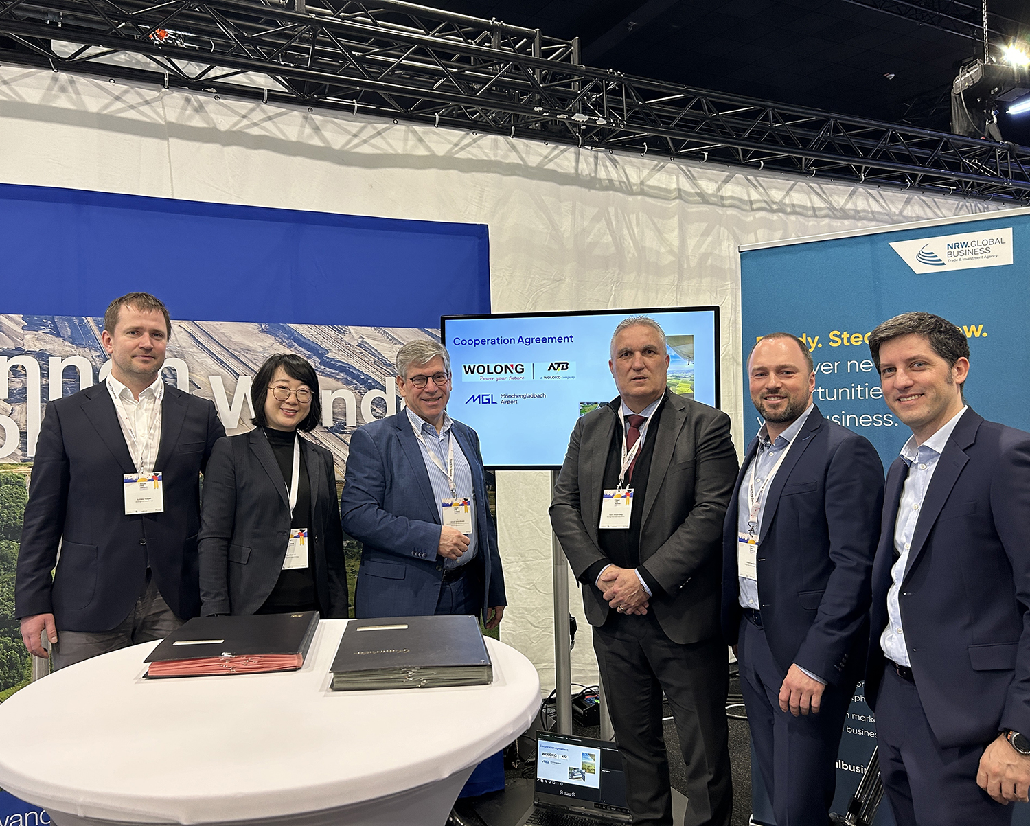 1711094861525337EA33.jpg 簽約后合影 - 副本.jpg